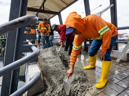 El paso peatonal de la Avenida 25 de Julio tiene 53 metros de largo, conecta con la parada de la Metrovía y facilita el acceso al hospital.