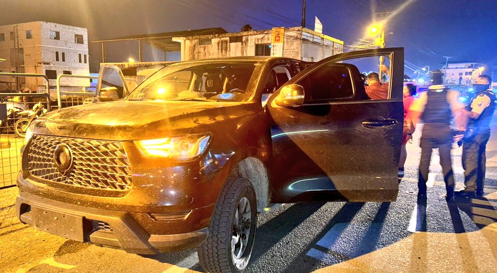 La camioneta donde andaban los dos detenidos tras una persecución policial.