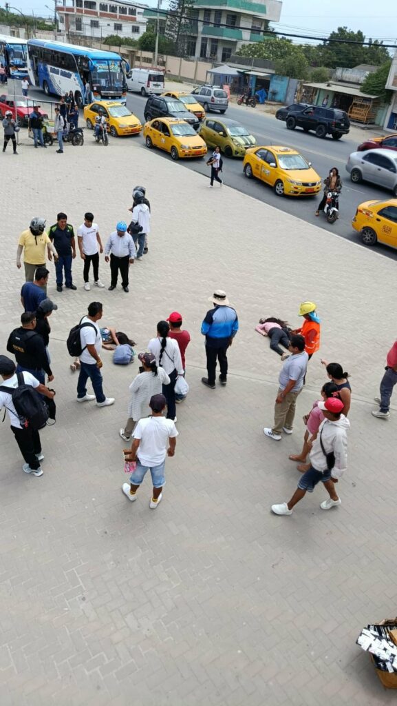 Embarazada baleada afuera de universidad en Santa Elena