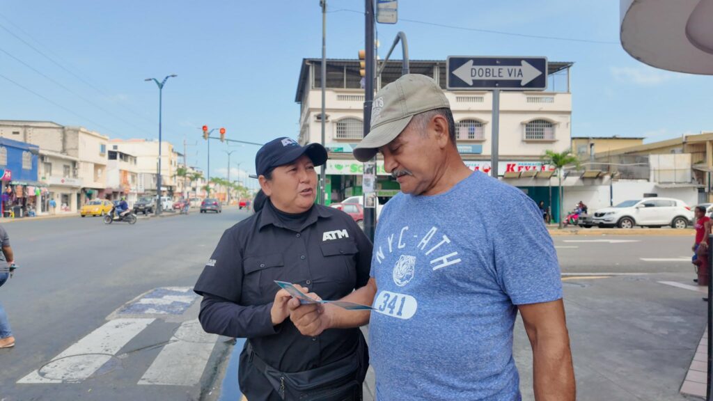 Los vehículos estacionados en los carriles exclusivos de la Troncal 4 enfrentarán sanciones.