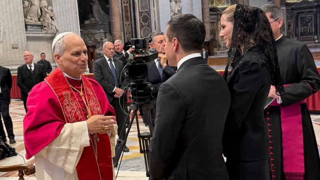 Primera dama de Ecuador pidió al papa León XIV bendecir su rosario