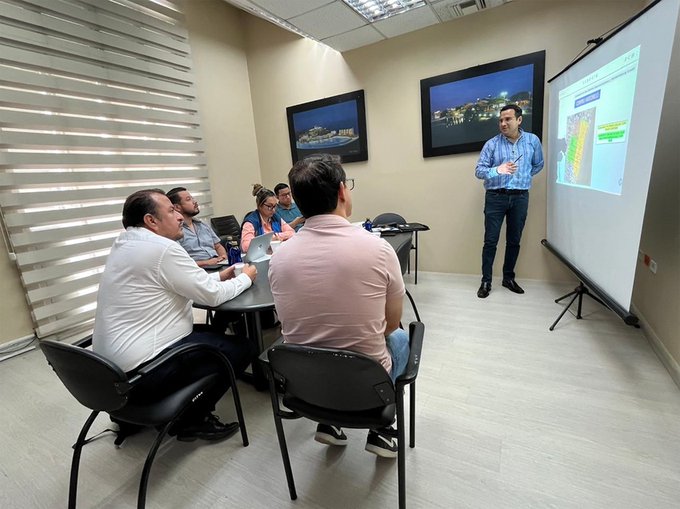 El proyecto de alumbrado público abarca calles, avenidas y más de 140 parques regenerados.