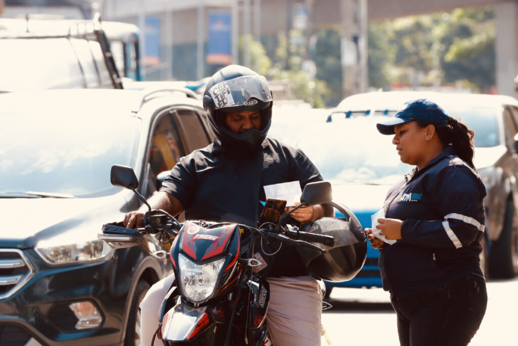 Conductores y pasajeros deben usar cascos certificados para evitar multas, según informó La ATM.