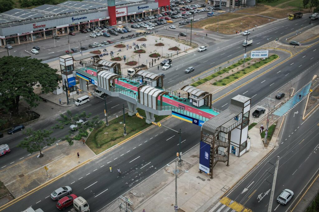Se inauguran dos pasos peatonales en los kilómetros 11.8 y 14.2 de la Vía a la Costa.