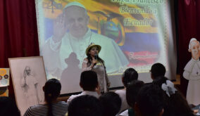 Más de 150 estudiantes participaron en el conversatorio Memorias del Papa Francisco en un evento que organizó el Municipio de Guayaquil.