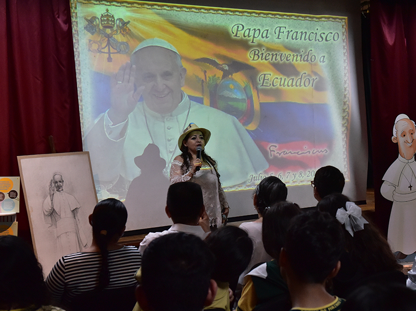 Más de 150 estudiantes participaron en el conversatorio Memorias del Papa Francisco en un evento que organizó el Municipio de Guayaquil.