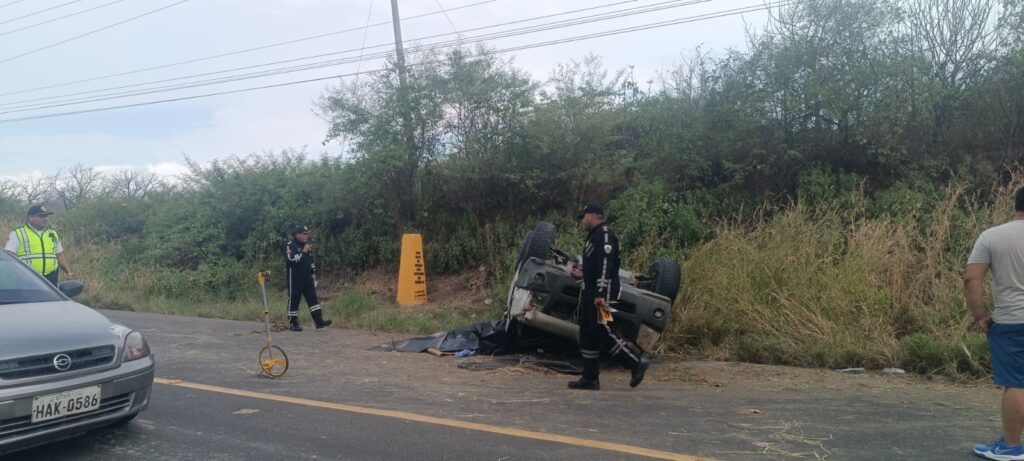 Hombre muere tras volcamiento en la vía Manta–Rocafuerte, a cinco kilómetros de Jaramijó