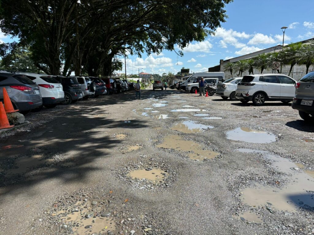 Huecos profundos, lodo y agua estancada deterioran la calle Río Tanti, vía clave del centro de Santo Domingo.
