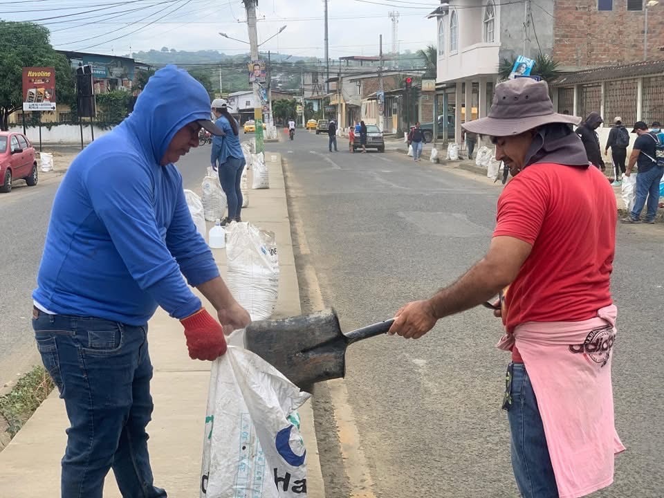 Con mingas comunitarias, Rocafuerte recupera espacios públicos tras la temporada invernal