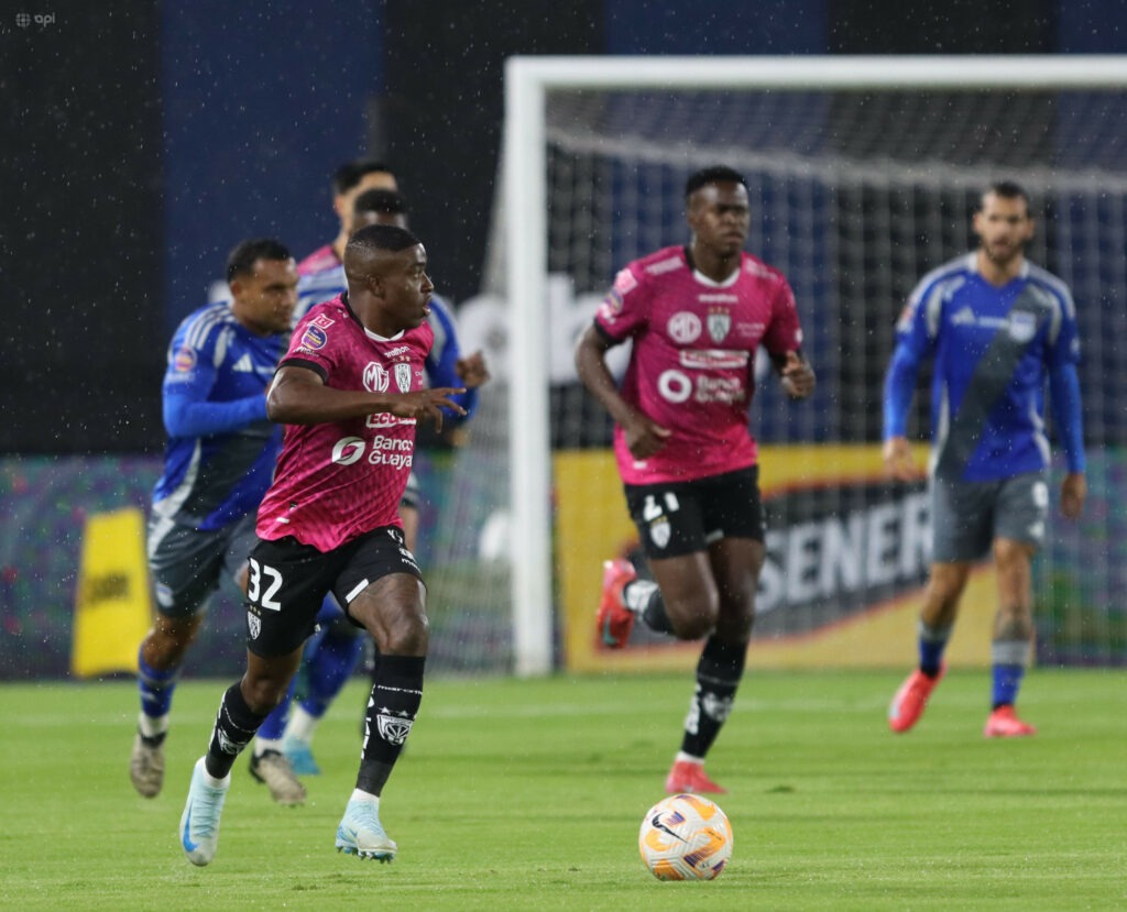 Independiente del Valle pierde con Emelec y Barcelona recupera el liderato de la LigaPro