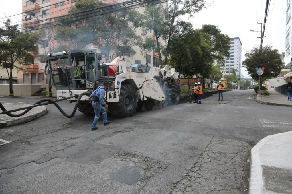Inician trabajos de pavimentación en nueve tramos viales de la parroquia Puengasí