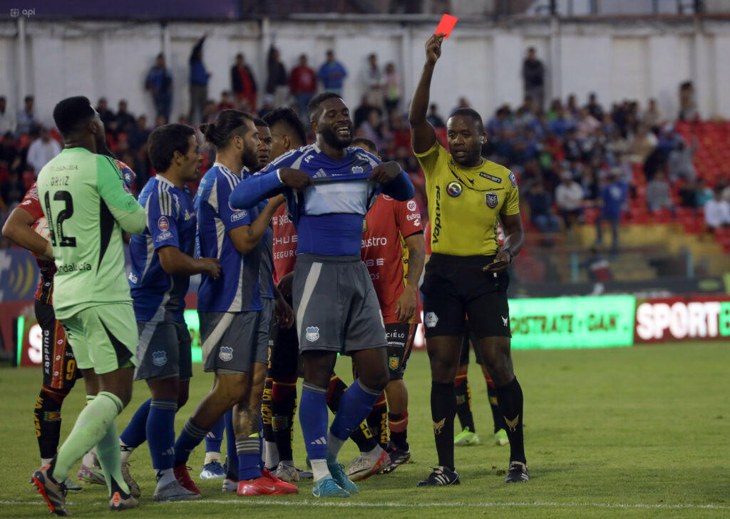 Joao Quiñónez lidera la lista de 'los más UFC' de la LigaPro, conozca qué jugadores son los más expulsados este año