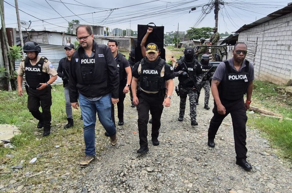 John Reimberg, ministro del Interior y Pablo Dávila, comandante de la Policía Nacional, encabezaron un operativo en Quevedo.