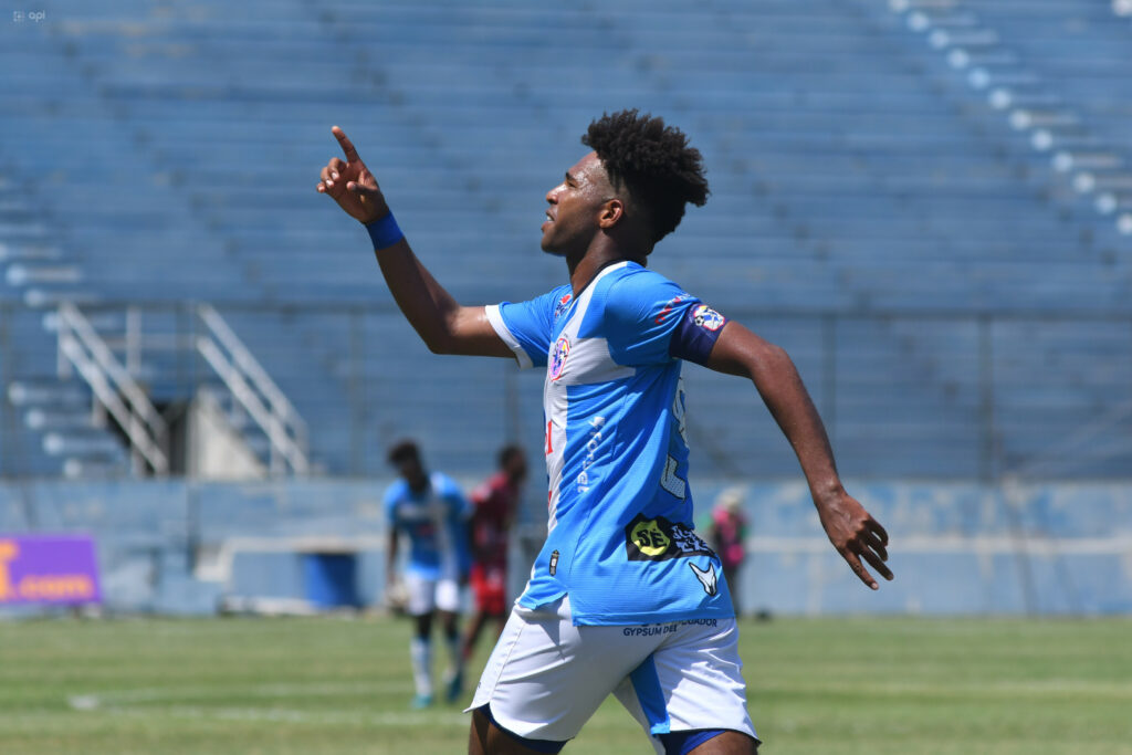 Jorge Valencia, delantero del Manta FC lleva ocho tantos.