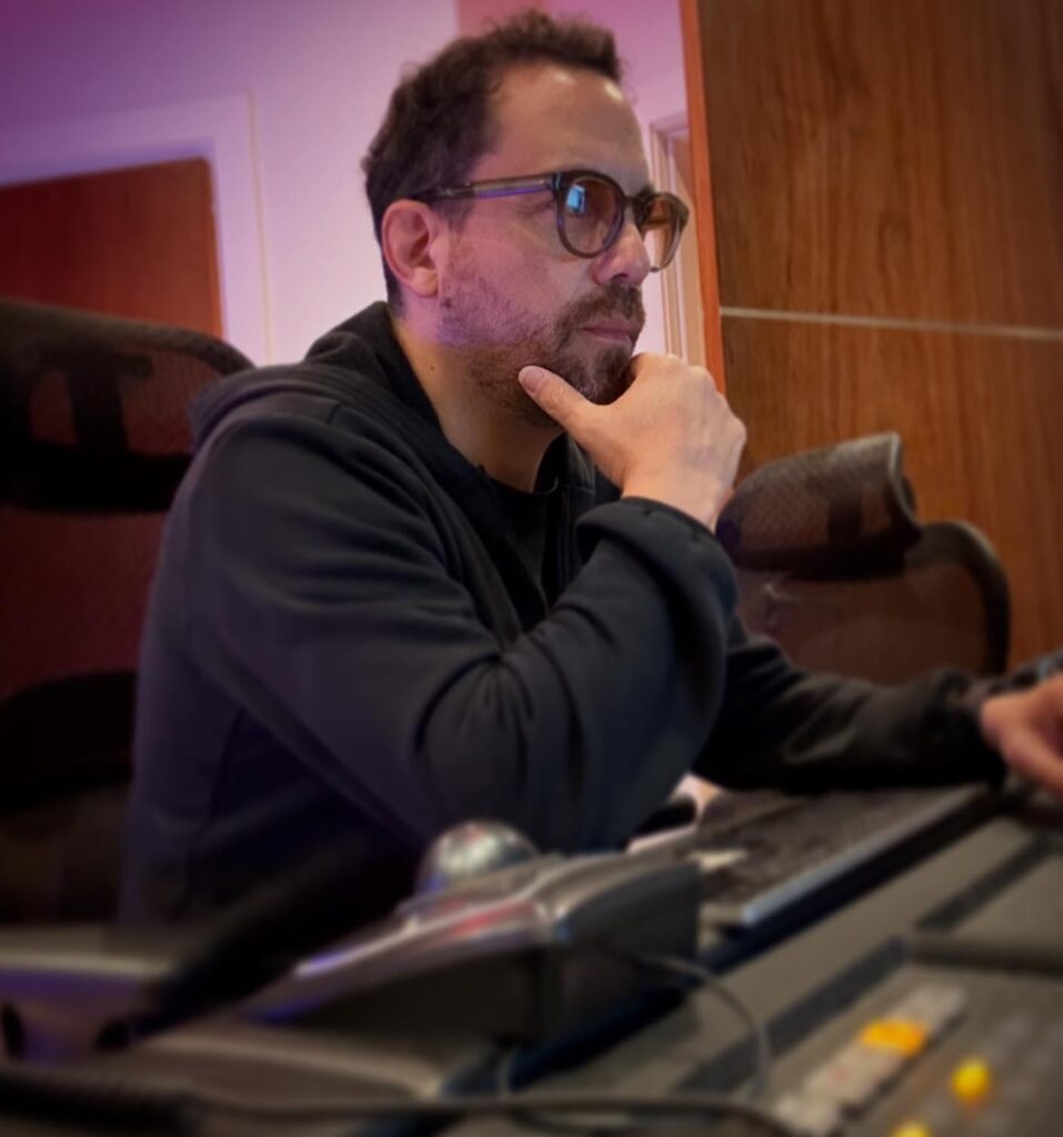 El cantante ecuatoriano Juan Fernando Velasco lanzará este viernes 16 de mayo, un nuevo álbum.