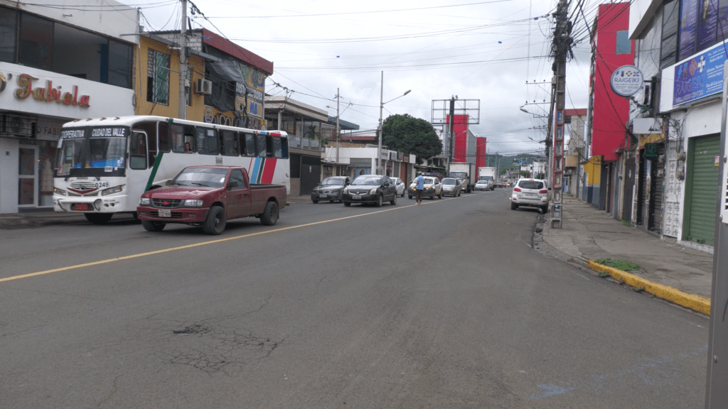 Jueves 15 de mayo con tráfico vehicular denso en los mismos puntos críticos