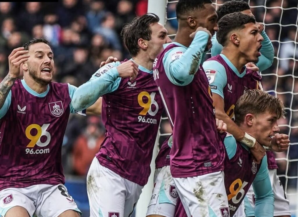 Jugadores de Burnley, entre ellos Jeremy Sarmiento celebran uno de los goles de su equipo.