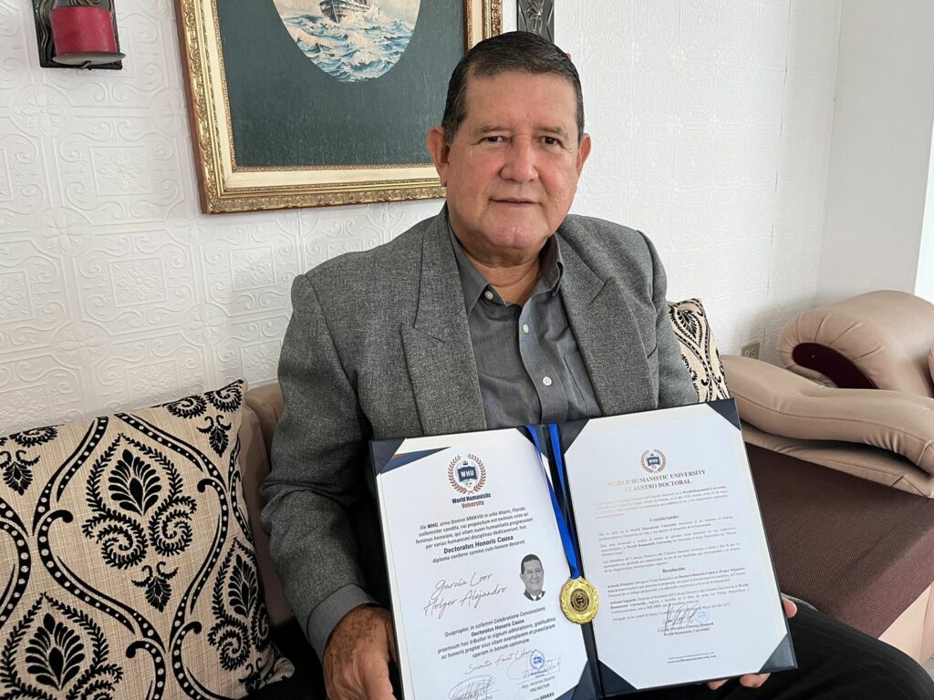 Jurista manabita recibe Doctorado Honoris Causa por su trayectoria pública