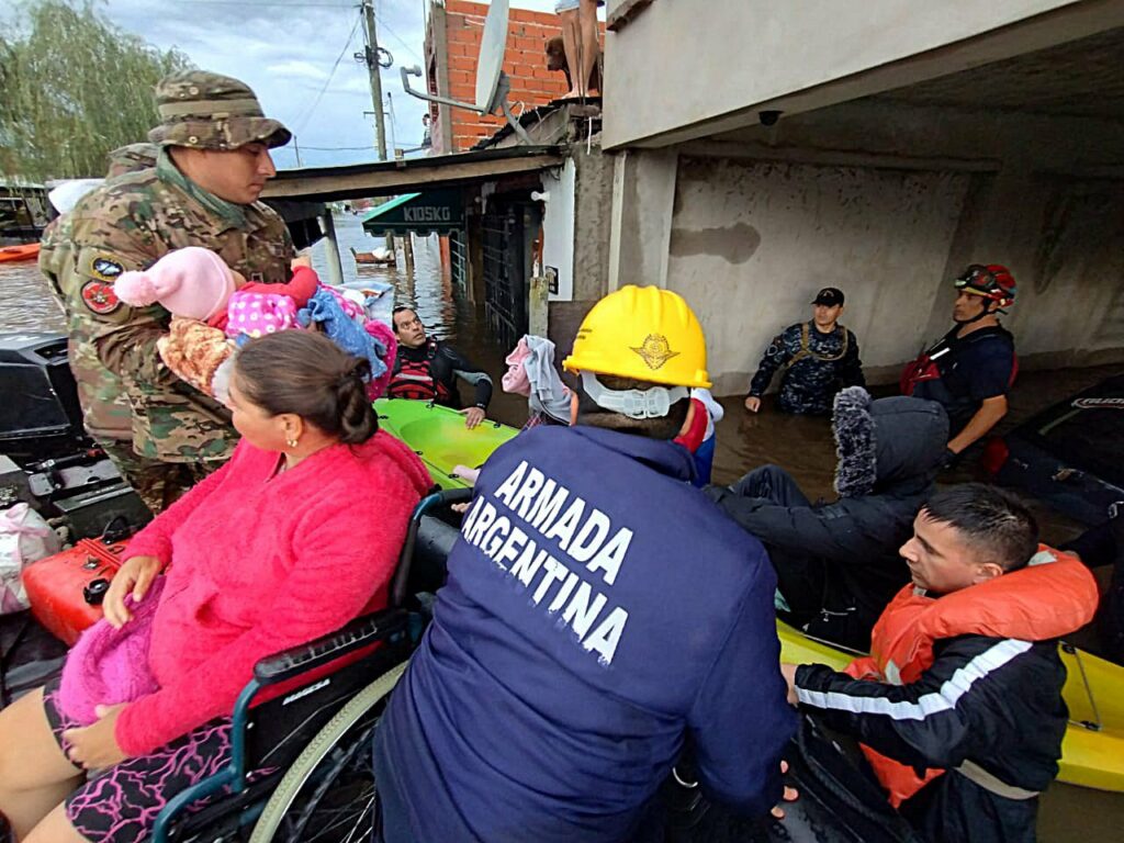 La Armada argentina en tareas de rescate en las zonas inundadas