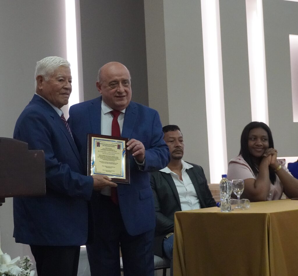 La Asociación de Radiodifusión de Santo Domingo reconoció a Rommel Velasteguí por su trayectoria en la radio local.
