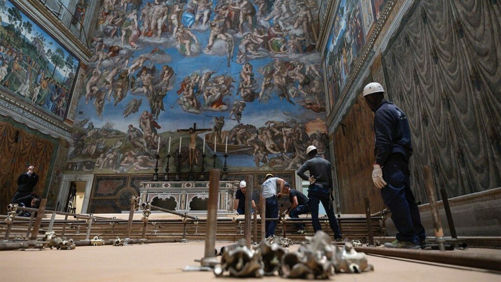 La Capilla Sixtina se prepara para el cónclave que elegirá al nuevo papa