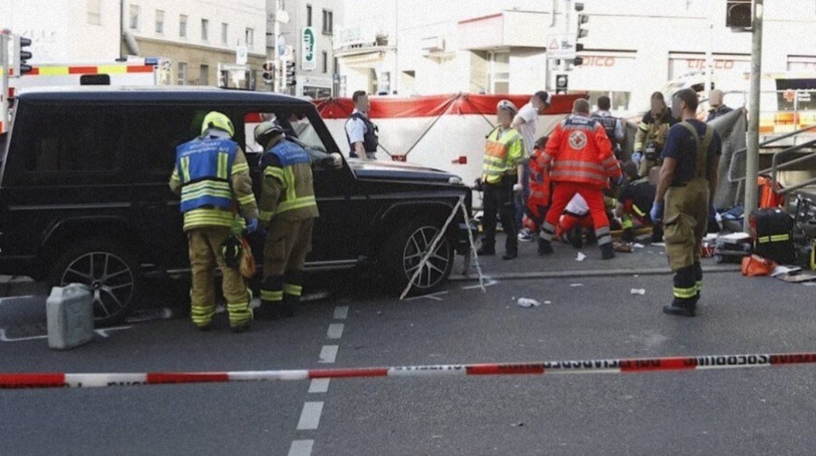 La Cruz Roja y los bomberos atienden a los heridos en el atropellamiento masivo de Alemania