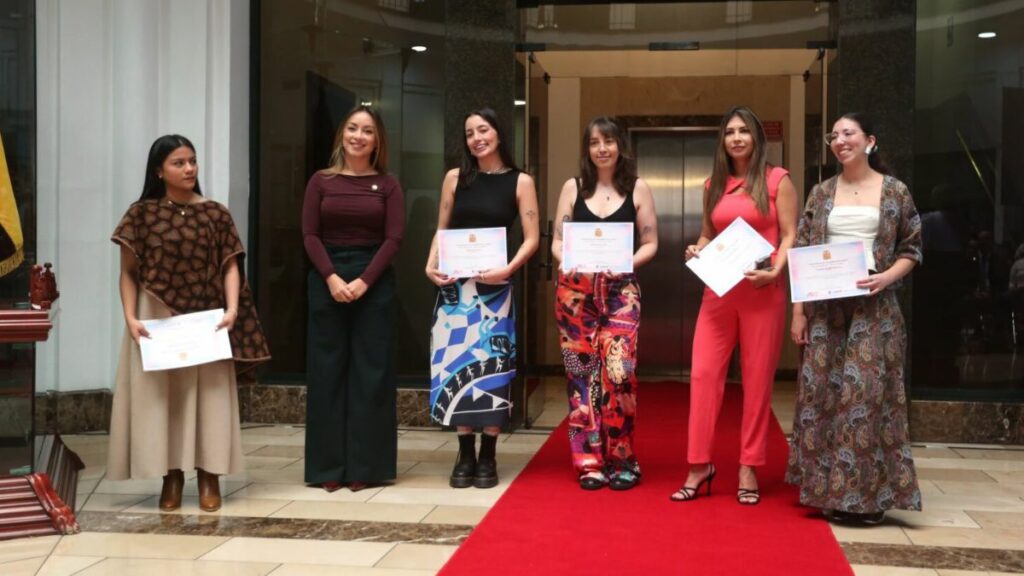 La Vicepresidencia promueve emprendimientos femeninos en la feria denominada "Ellas Crean". (Vicepresidencia).