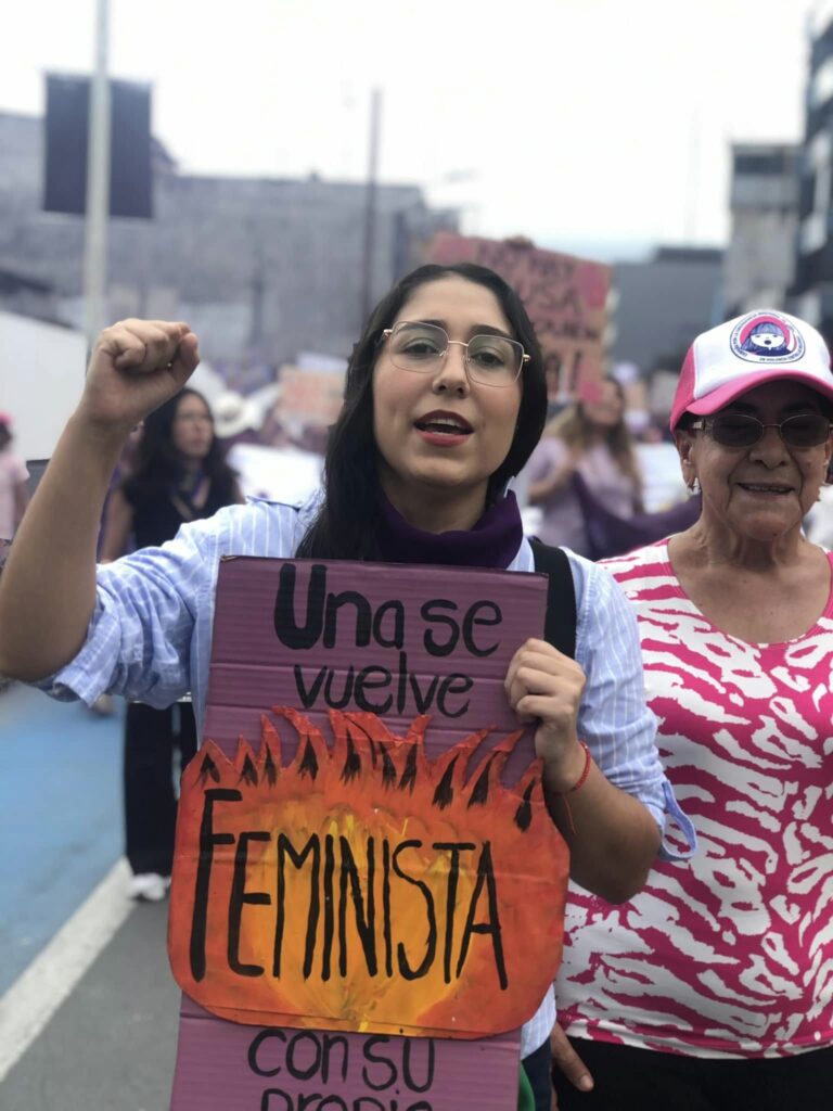 La concejal Liliana Silva en una marcha de mujeres en Santo Domingo