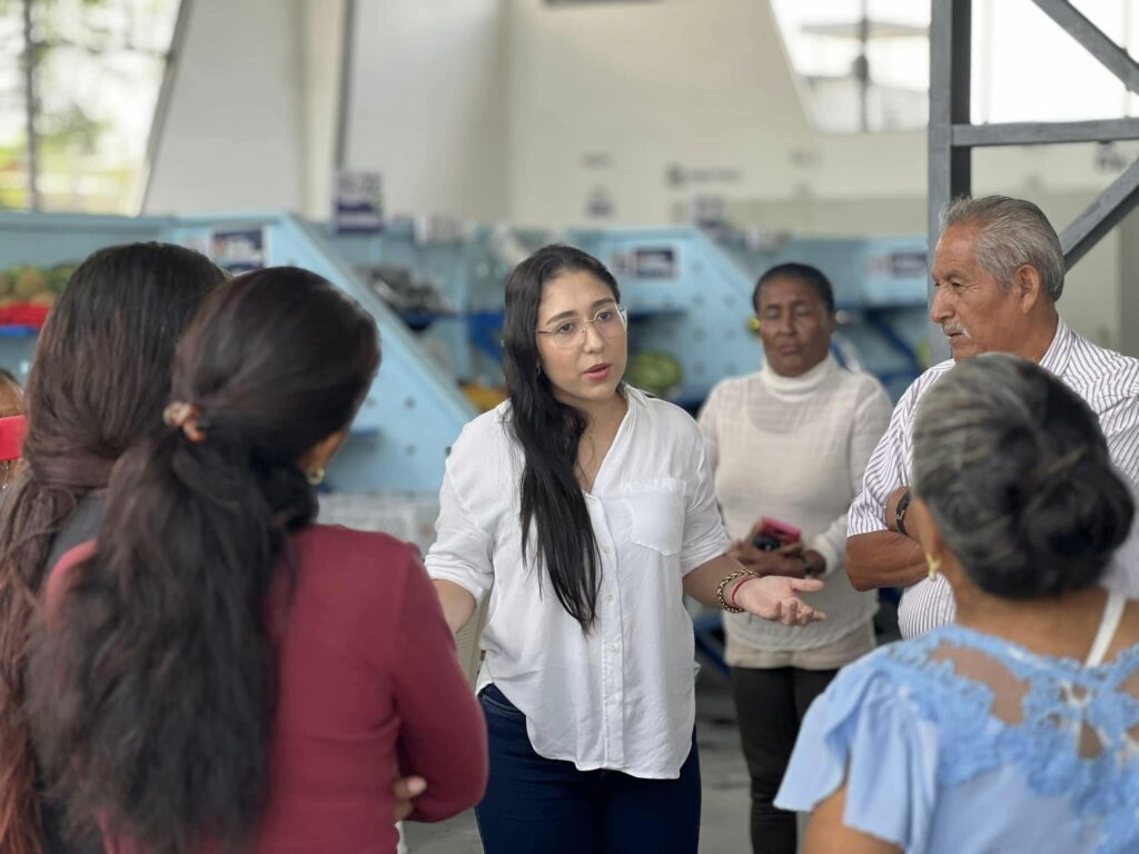 La concejal Liliana Silva, militante de Unidad Popular, impulsa procesos de fiscalización política en el Concejo Cantonal de Santo Domingo, en medio de tensiones con autoridades locales.