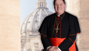 El cardenal Joseph Tobin, actual arzobispo de Newark, ha ganado notoriedad. Su liderazgo pastoral y visión progresista lo posicionan como una figura clave en el posible relevo papal