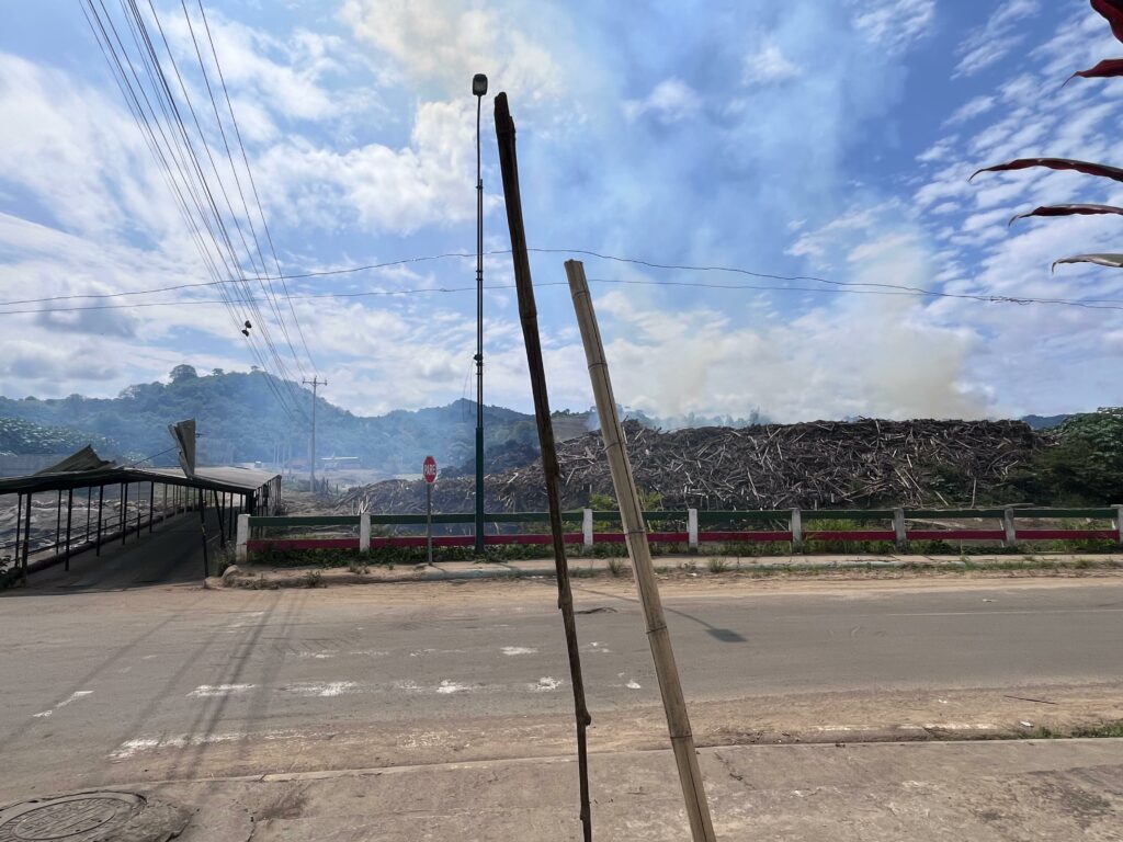 La quema de palizada acumulada en el puente El Cady, en la parroquia Colón de Portoviejo, provincia de Manabí,