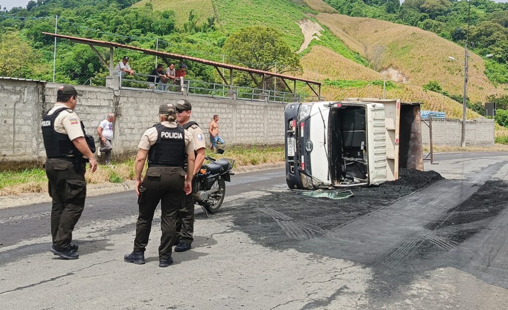 La volqueta quedó en medio de la vía ocasionando que quedara obstaculizada por varios minutos.