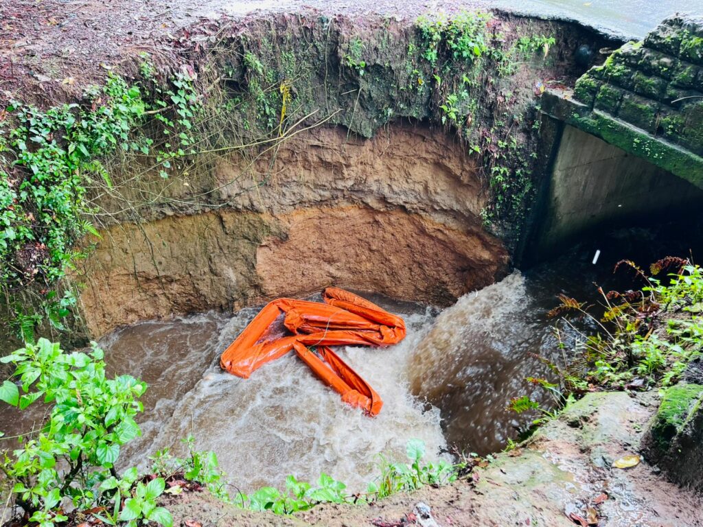 Las barreras flotantes en el estero Cadena fueron superadas y el derrame de combustible se extendió