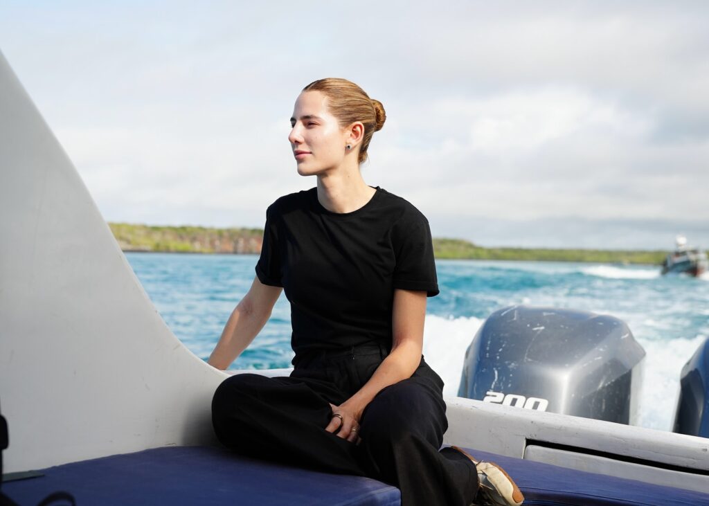 Lavinia Valbonesi esparce las cenizas de su padre en el mar de las Islas Galápagos