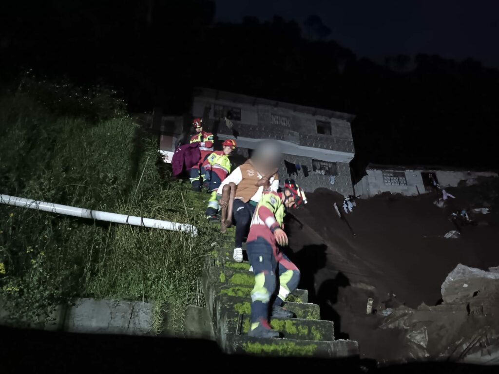 Lluvias en Quito provocan deslizamiento de tierra en Cotocollao 20 personas serán reubicadas