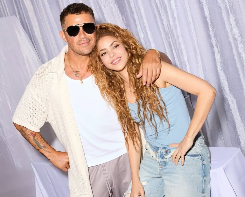 Los cantantes Alejandro Sanz junto a Shakira.