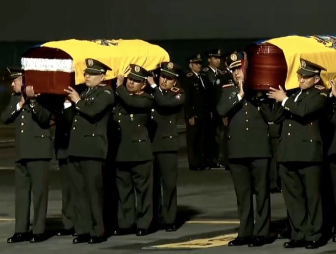 Los cuerpos de once militares asesinados durante un operativo contra la minería ilegal en Alto Punino, llegaron a Quito.