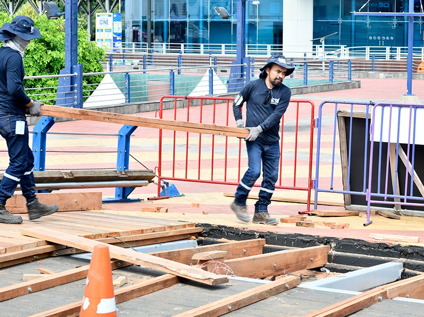 La Fundación Malecón 2000 de Guayaquil realiza trabajos de mantenimiento en todo el recorrido del lugar.