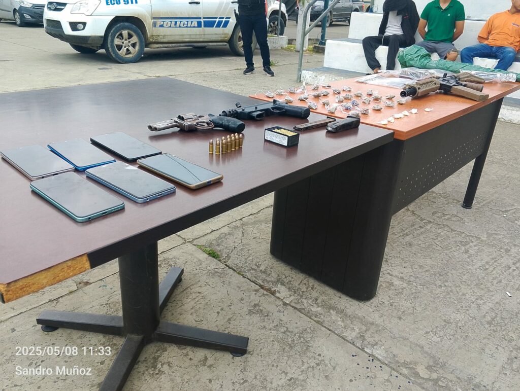 Manabí 15 allanamientos resultan en decomisos de armas, droga, liberación de una víctima y 12 detenidos
