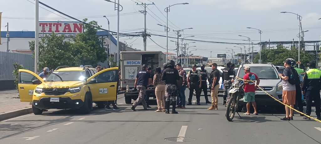 El sicario que asesinó al taxista Jhonny Henry Flores Álava, disparó por diez ocasiones frente a la multitud en la avenida 113 en Manta.