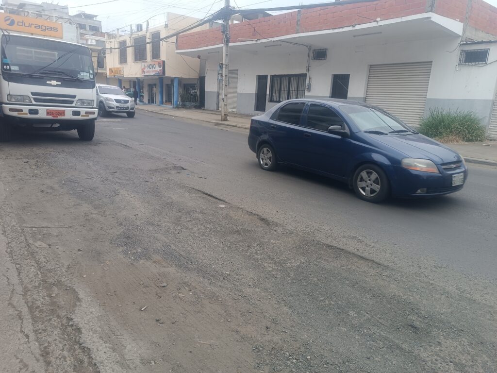 Ciudadanos exigen la reparación de la deteriorada calle 14, mientras del Municipio de Manta, prometen intervención en tres meses.