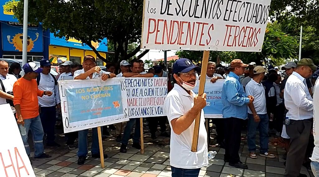 Los trabajadores del Municipio de Manta tienen un atraso en el pago de sus salarios de dos meses.
