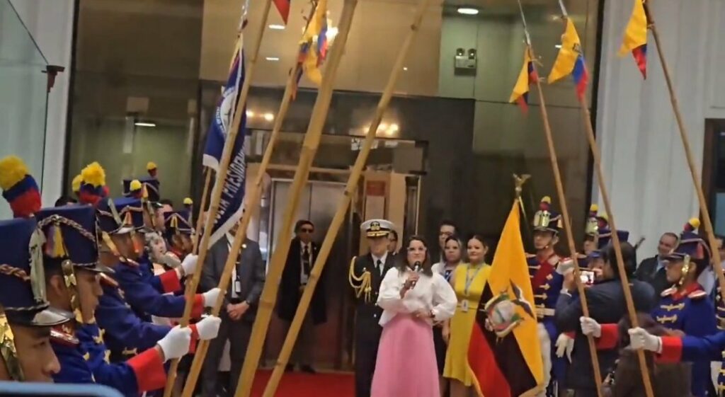 María José Pinto fue recibida con honores por los Granaderos de Tarqui