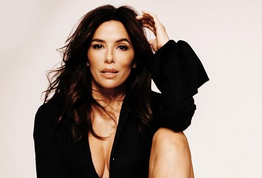 Me considero una persona inherentemente positiva, con una visión optimista, dice Eva Longoria al llegar al quinto piso