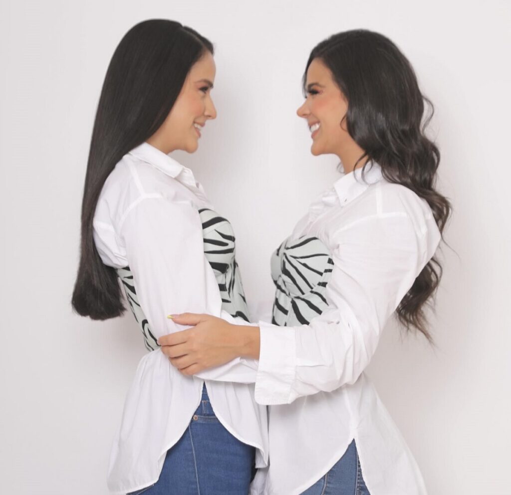 Michela Pincay junto a su hermana Iesmín Pincay