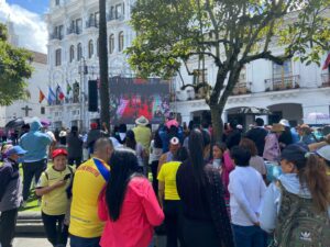 Miles de ecuatorianos celebran la posesión del presidente Daniel Noboa en Quito