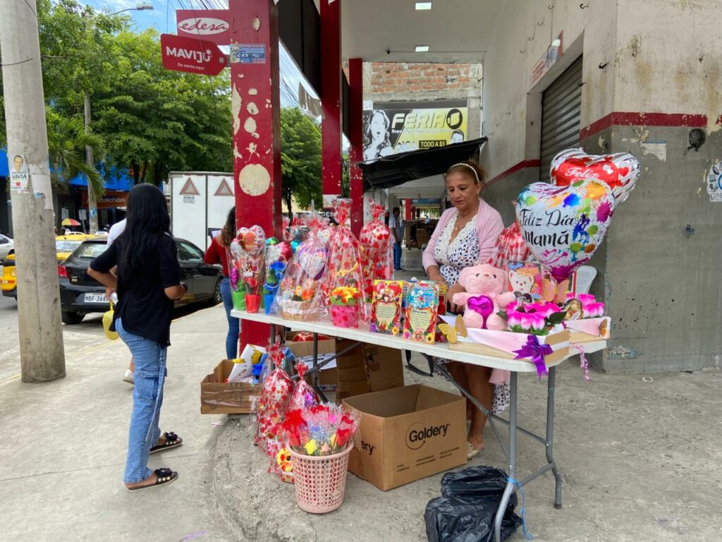Miles de personas recorrieron este domingo los comercios de Portoviejo en busca del regalo ideal para celebrar el Día de la Madre.