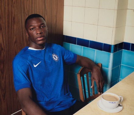 Moisés Caicedo otra vez de modelo en el Chelsea (foto del Chelsea)