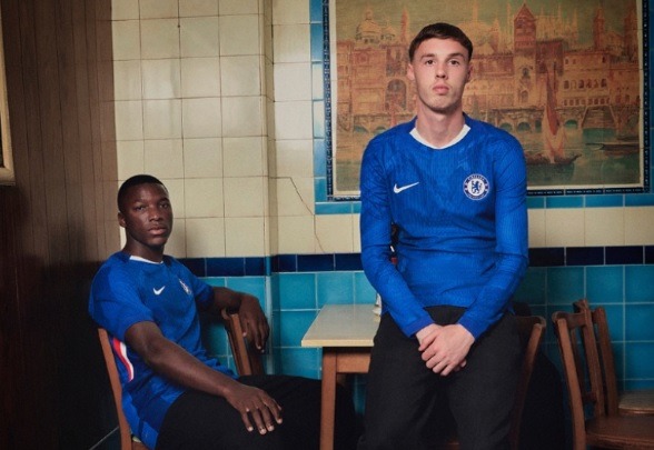 Moisés Caicedo y Cole Palmer en la sesión fotográfica del Chelsea