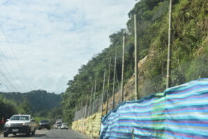 Moradores denuncian abandono vial ante cierre del km 83 de la Alóag-Santo Domingo
